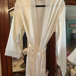 Jones of New York dressing robe w satin term